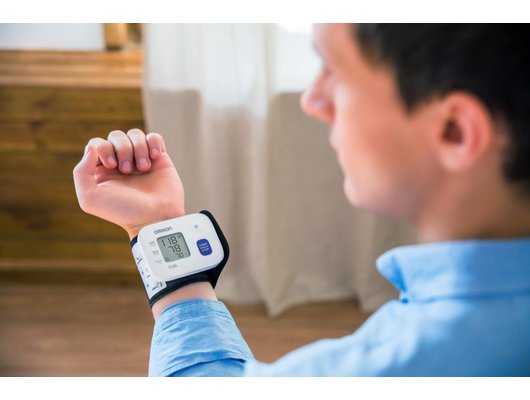 Тонометр OMRON RS1 на запястье